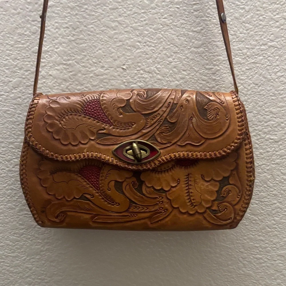 Artisan Tan Leather Shoulder Bag - Picture 2 of 3
